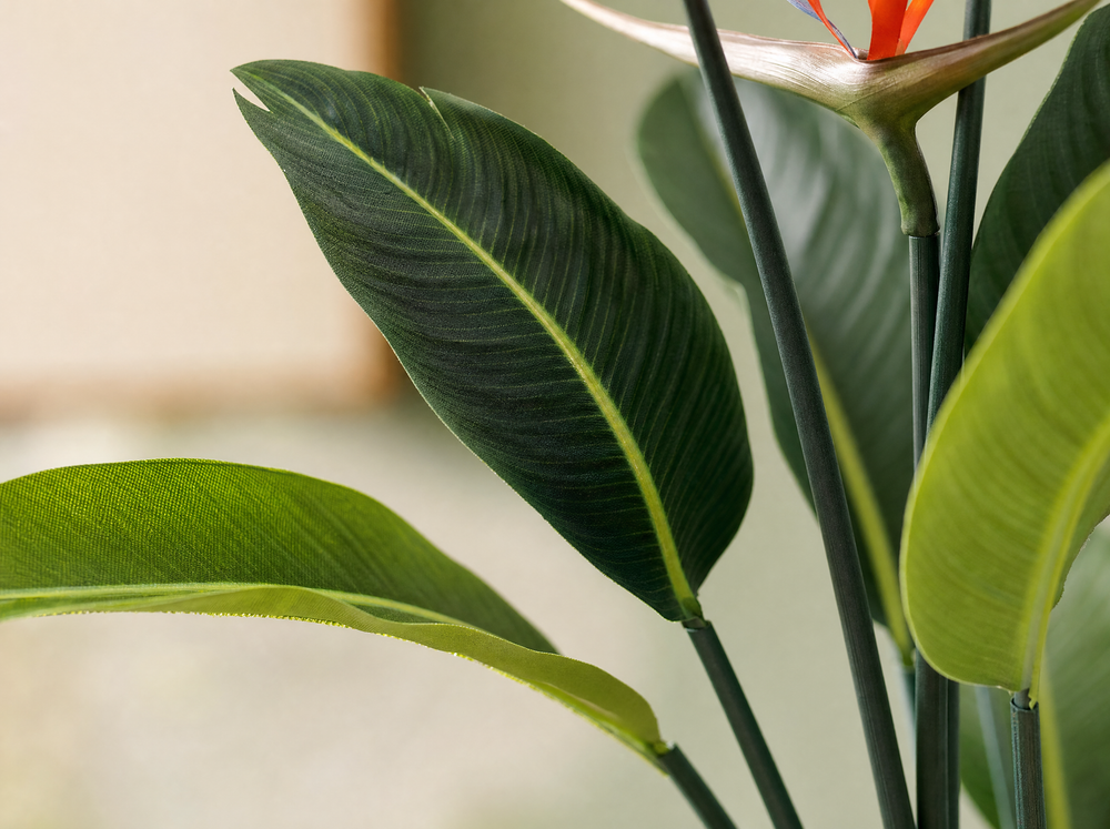 Strelitzia met bloemen - 120cm - In zwarte pot - Kunstplant - ARTIFICIAL - blad close-up